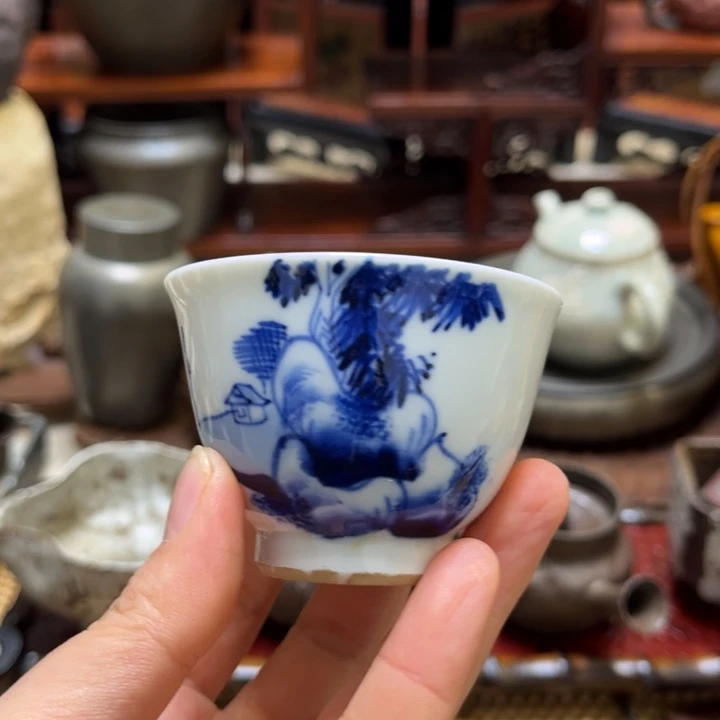 白瓷青花的品茗杯