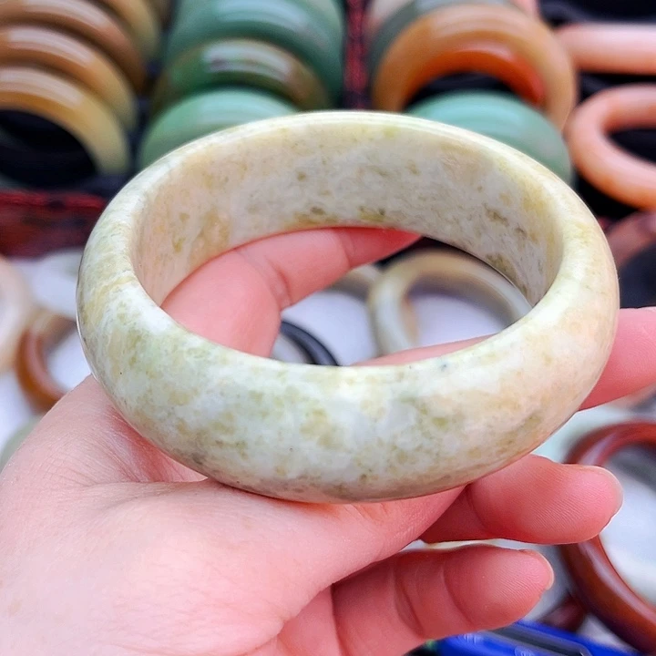 未镶嵌手镯（圆镯）石英质玉