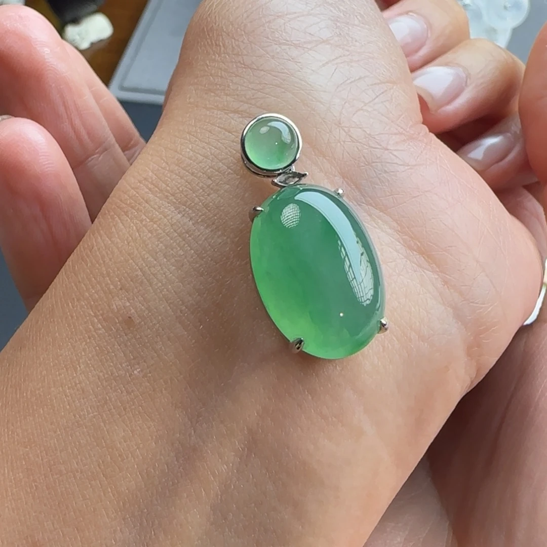 翡翠18K金镶嵌颈饰绿蛋面