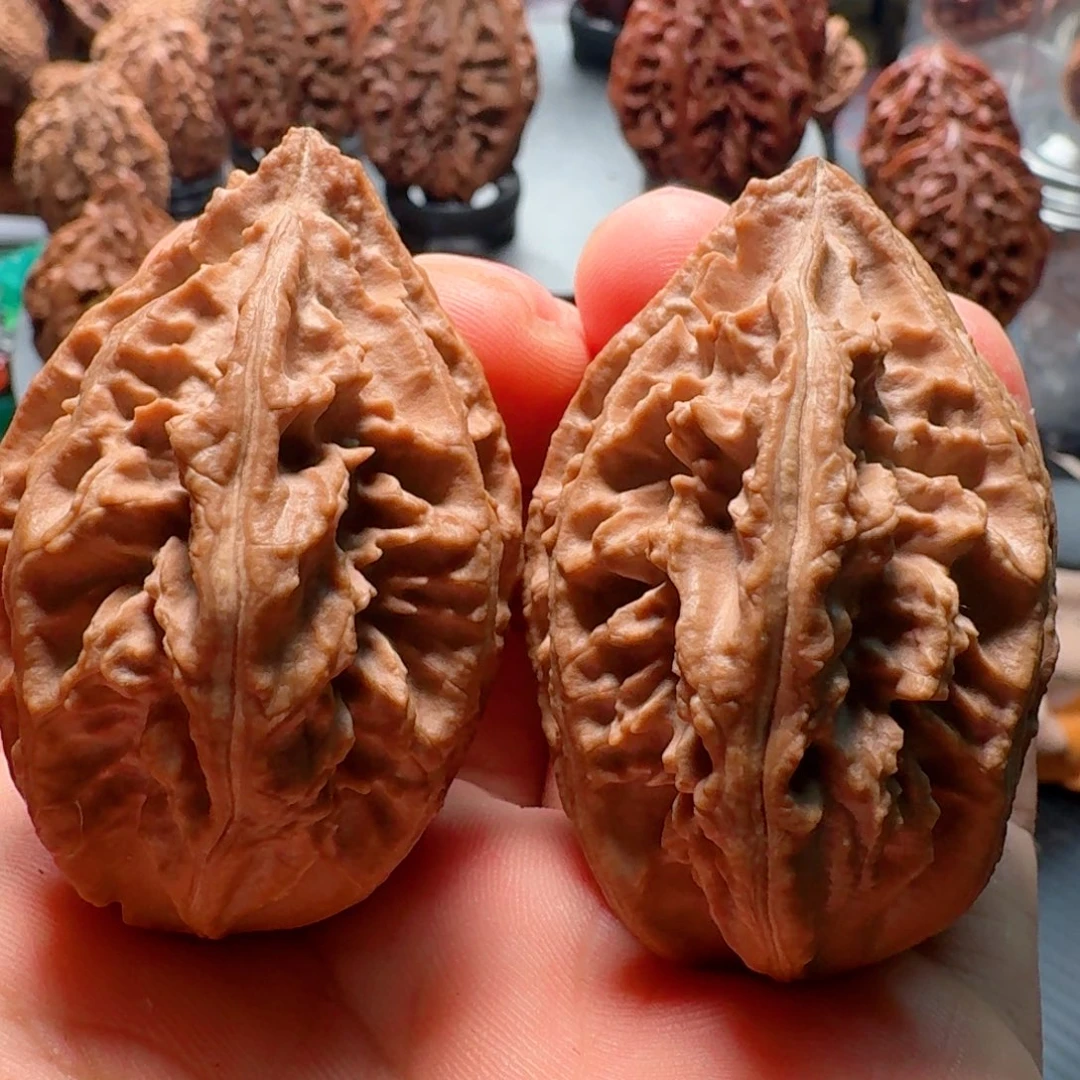 文玩核桃吊坠水晶龙脊