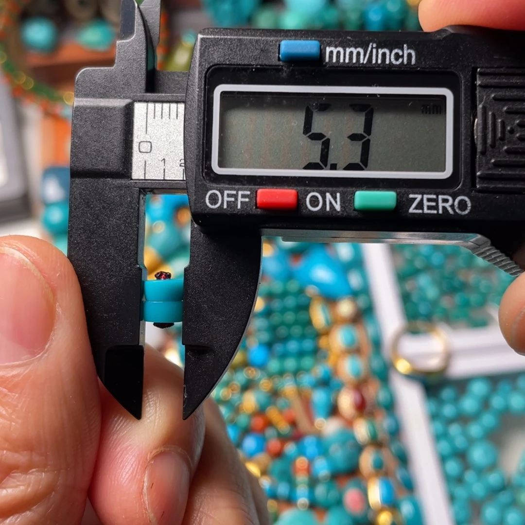 绿松石颈饰未镶嵌。*恩