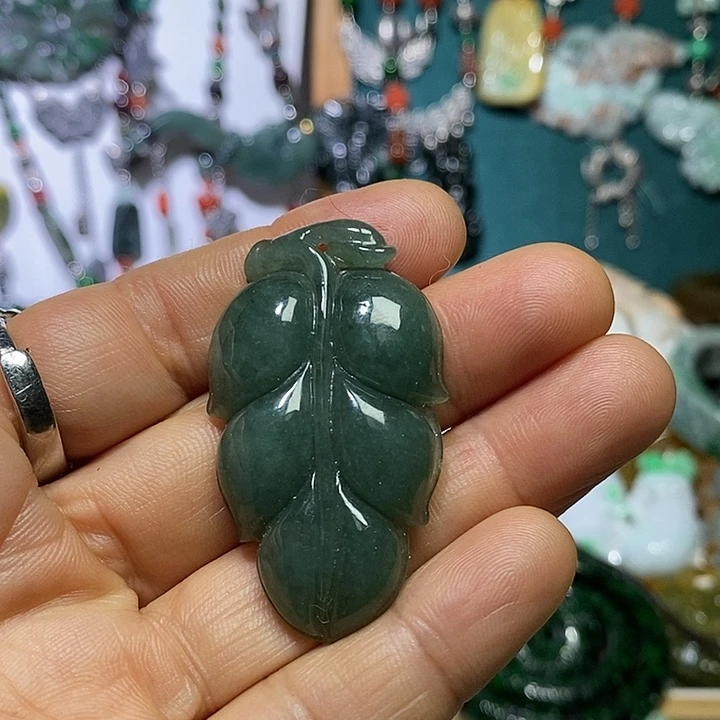 翡翠未镶嵌吊坠(赠链)