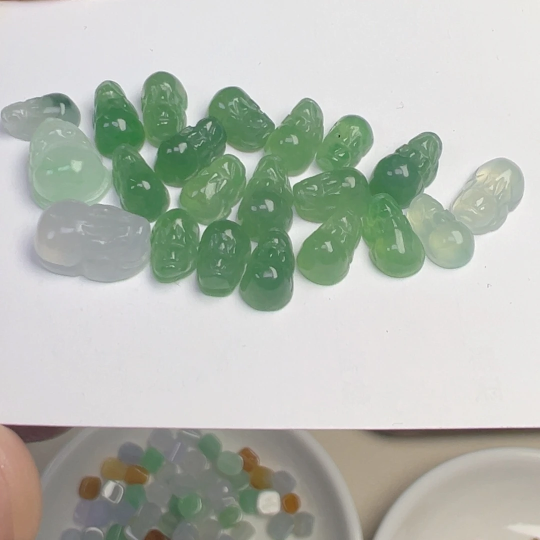 翡翠散珠冰绿貔貅一只