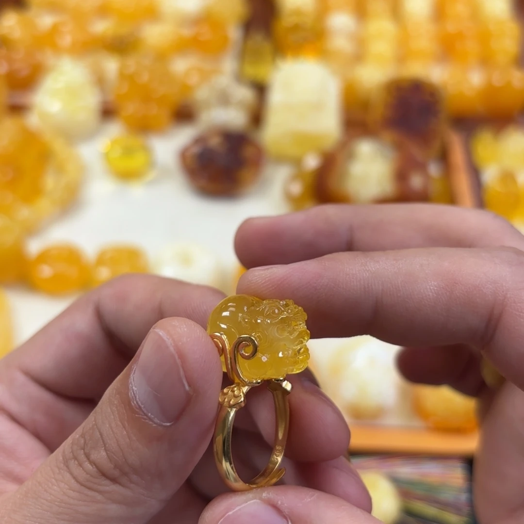 蜜蜡未镶嵌裸石貔貅