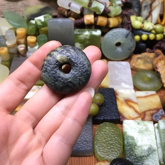 岫玉未镶嵌颈饰岫