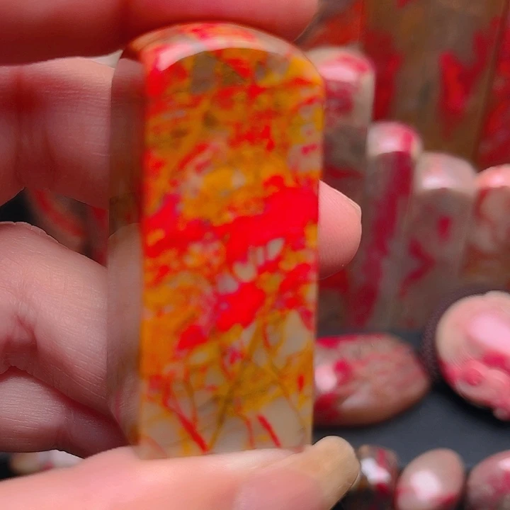 昌化鸡血石问*斋昌化鸡血石质地优良