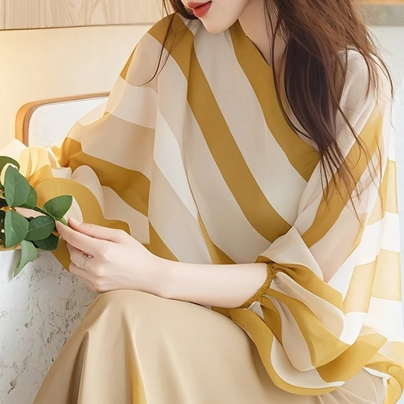 春秋季新款复古上衣女时尚洋气法式通勤条纹雪纺蝙蝠袖衬衫,显瘦,