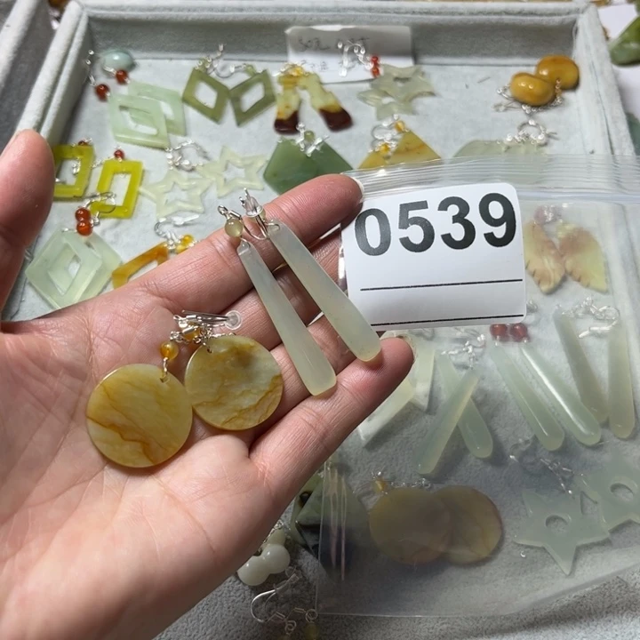 用***9蛇纹石玉未镶嵌耳饰