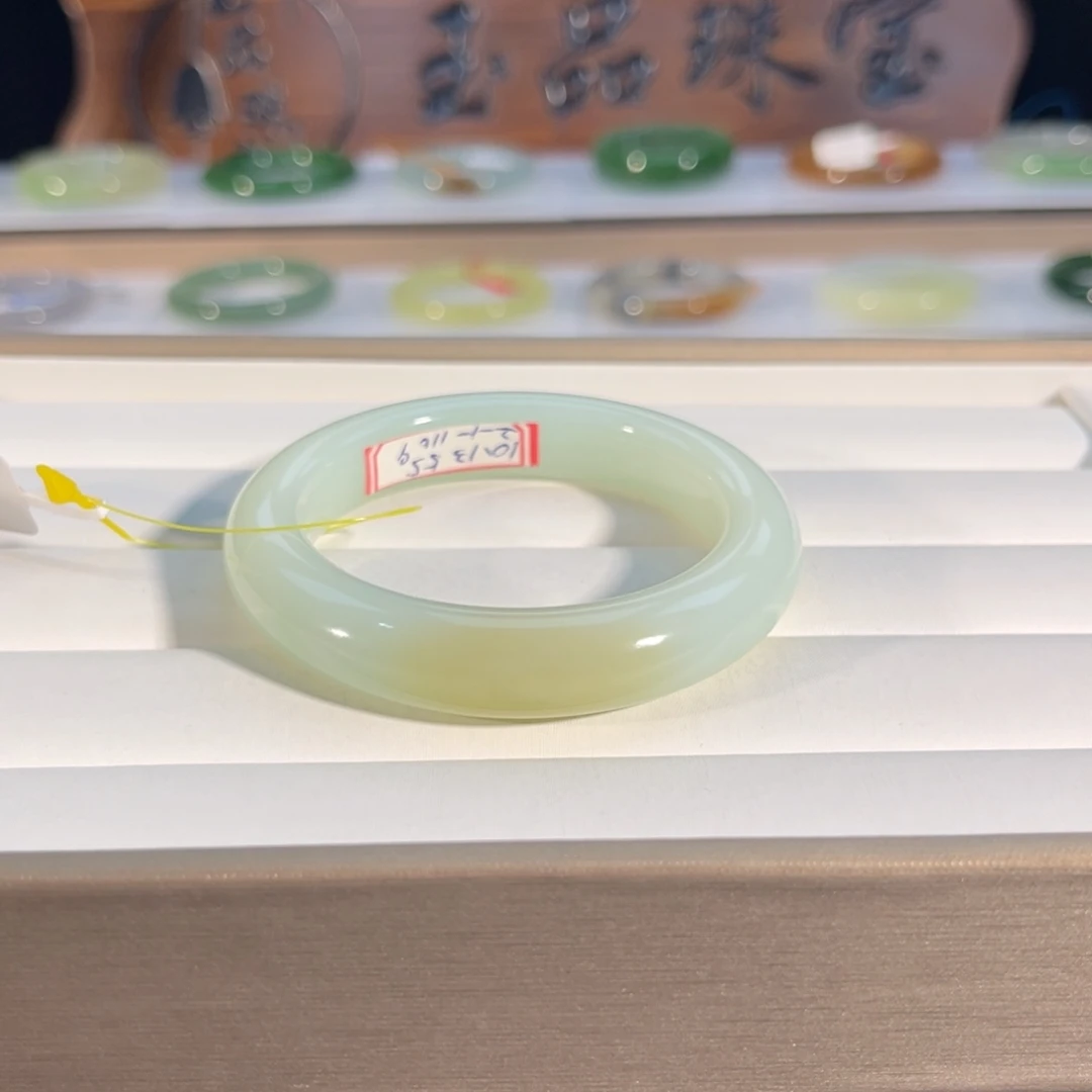 和田玉未镶嵌手镯奶蓝带糖一口糖