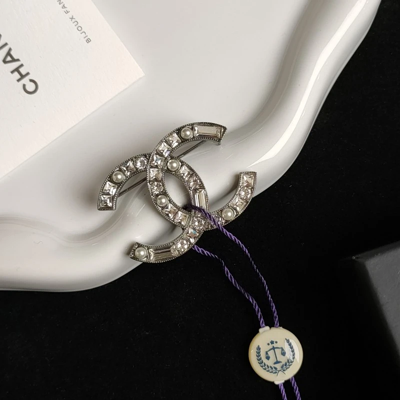 95新 Chanel/香奈儿 Azul-20P枪灰色水钻珍珠双C胸针/54035