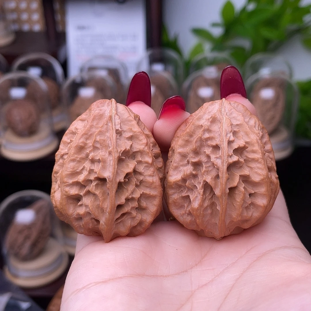 文玩核桃吊坠靠山石