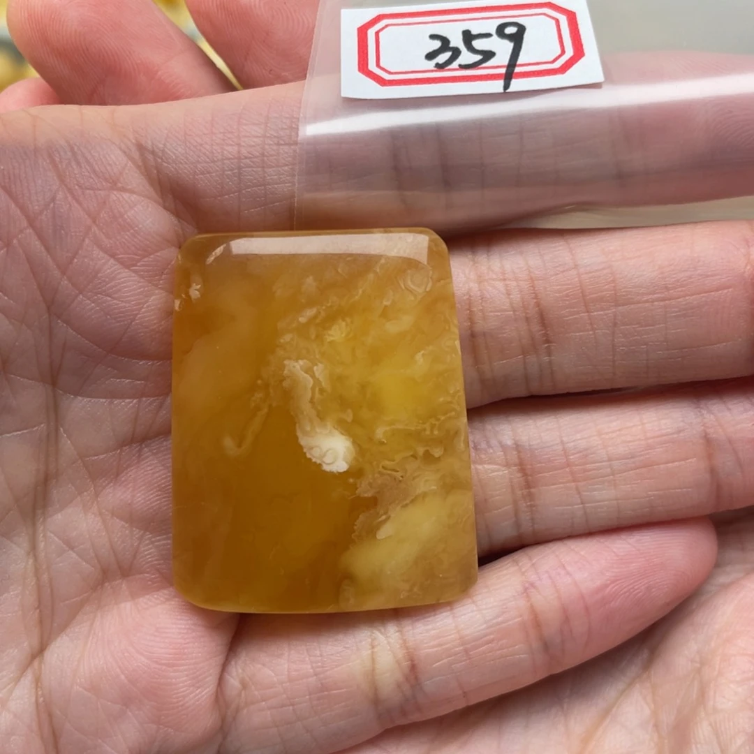 蜜蜡裸石未镶嵌36.4*28.7*9.3带皮牌子