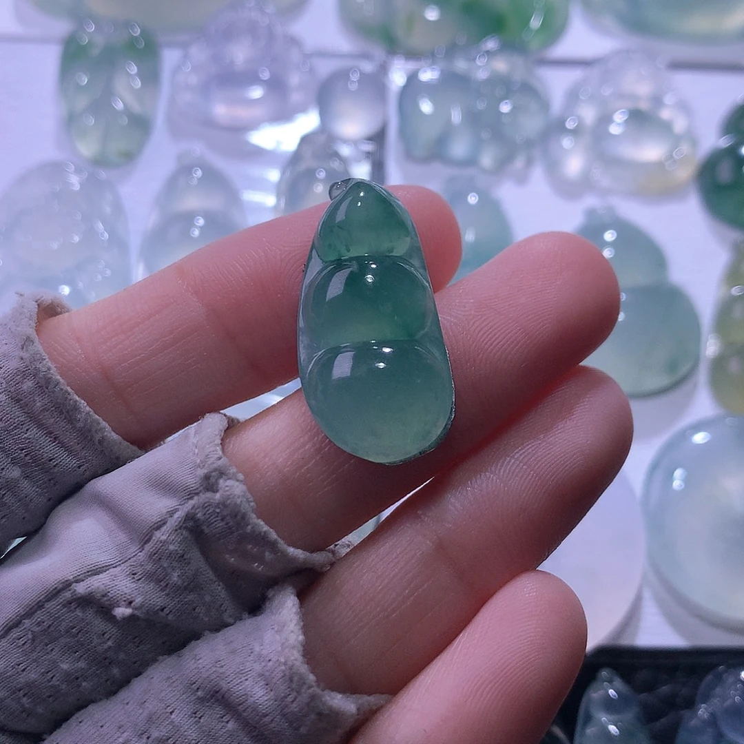 翡翠未镶嵌颈饰豆