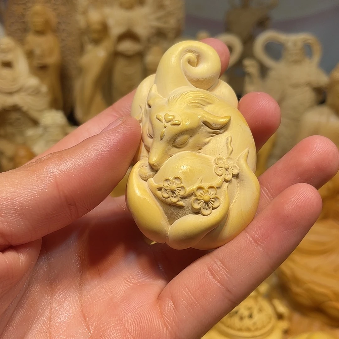 黄杨木瑕疵九尾狐把件