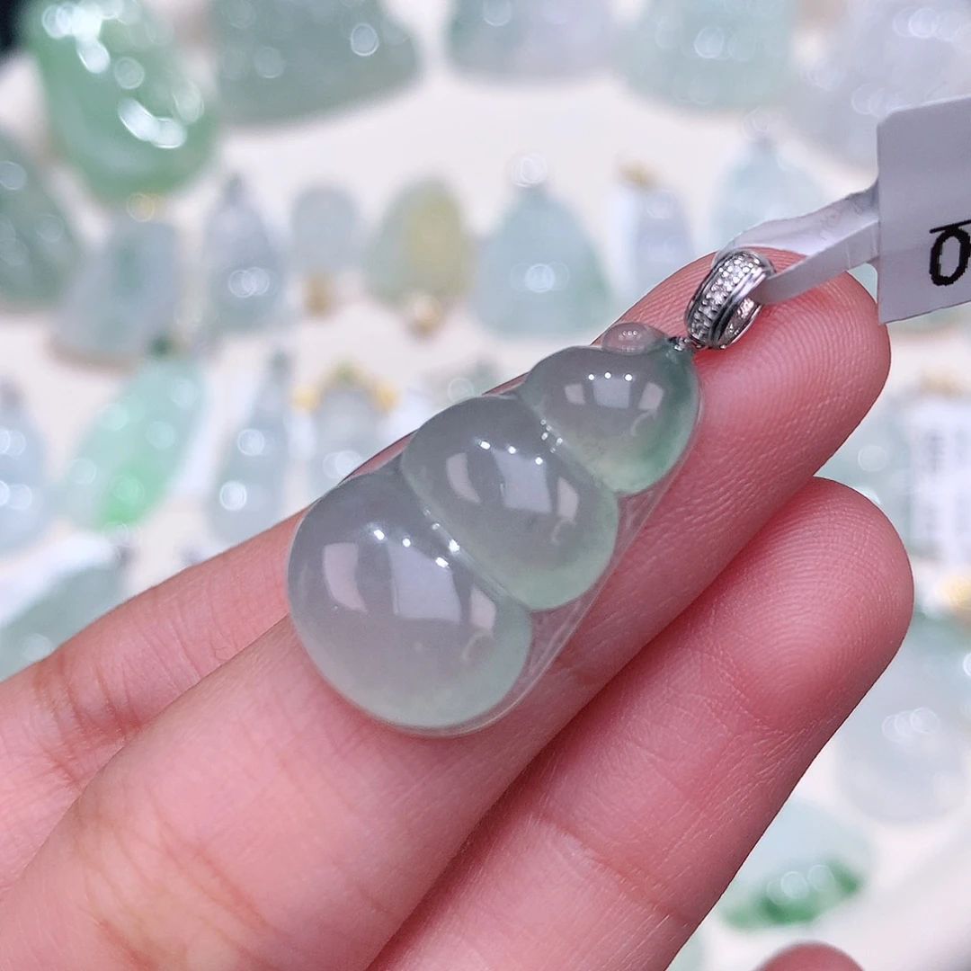 颈饰18K金镶嵌翡翠24.3-14.8-5.8