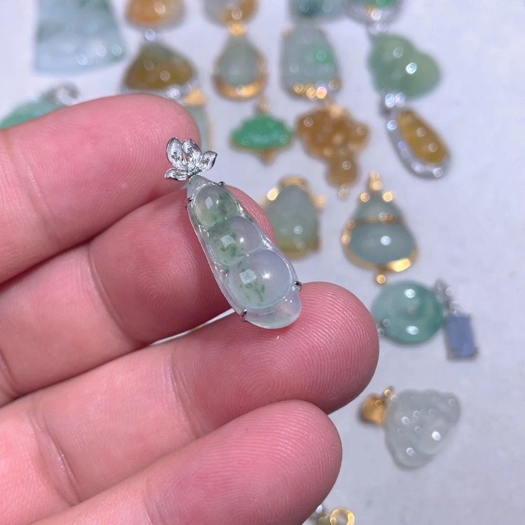 翡翠18K金镶嵌颈饰