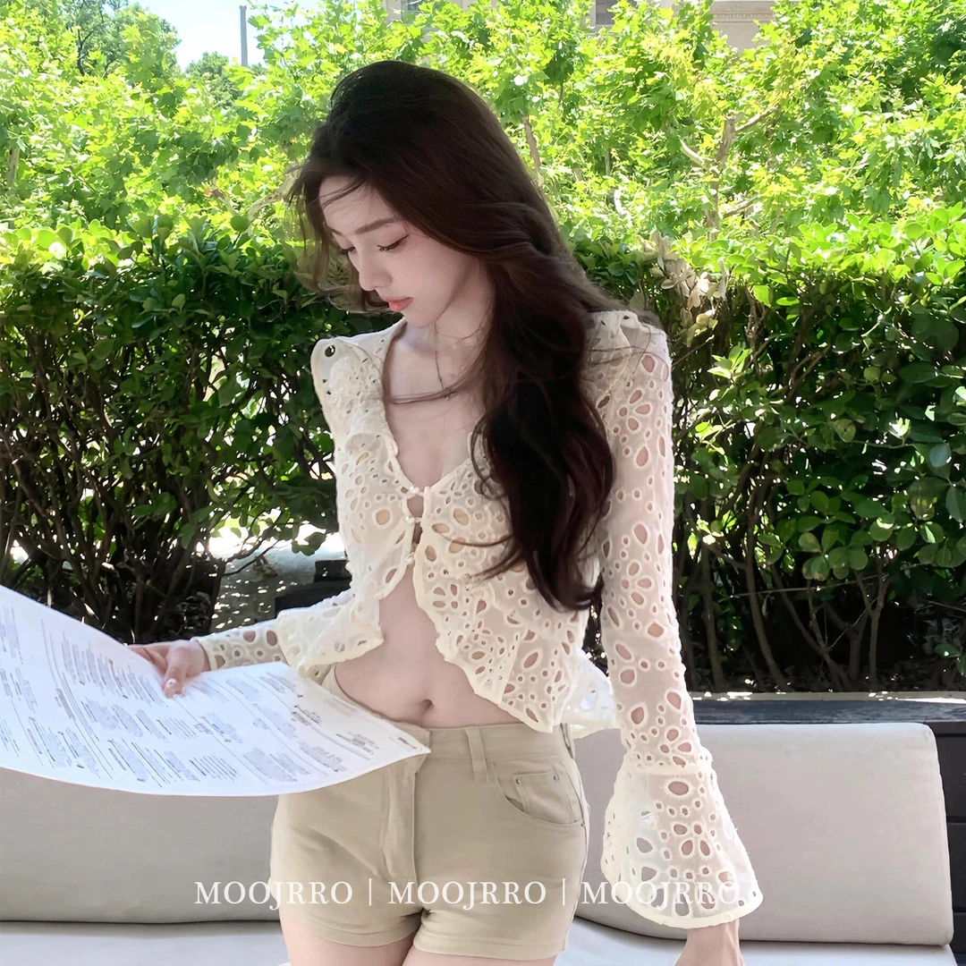 法式蕾丝镂空喇叭长袖V领衬衫女夏荷叶边御姐风纯欲气质短款上衣