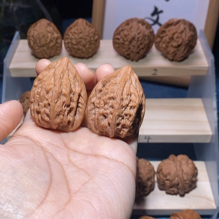 文玩核桃吊坠天眼鸡心