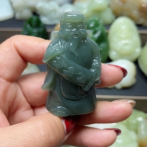 颈饰未镶嵌和田玉龍**人