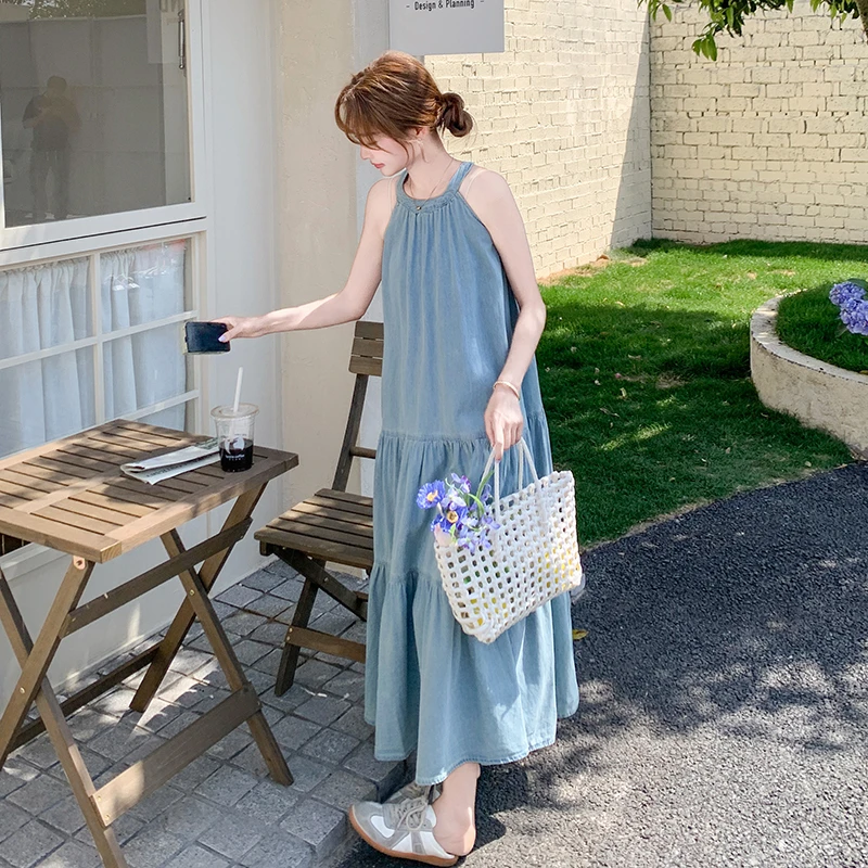 蓝色薄牛仔挂脖连衣裙女夏季2025新款时尚气质度假风超好看长裙子