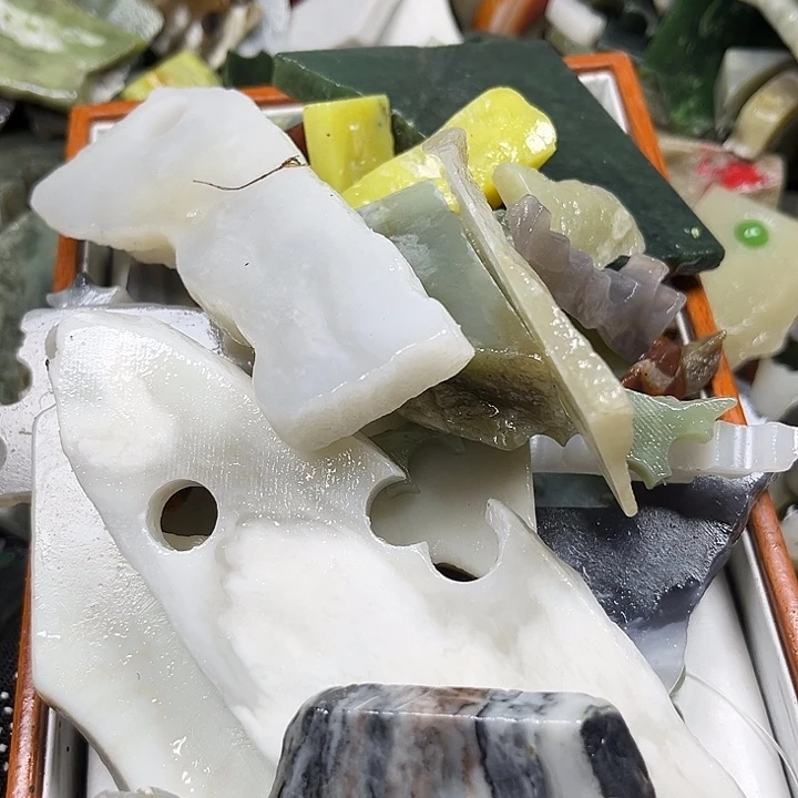 和田玉9K金镶嵌珠宝奇石健****着