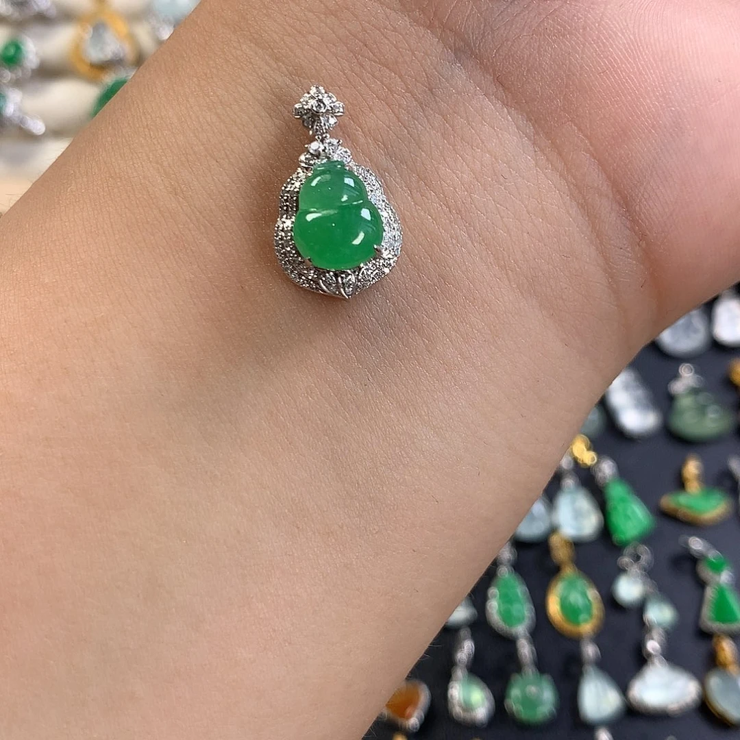 小***果翡翠18K金镶嵌颈饰