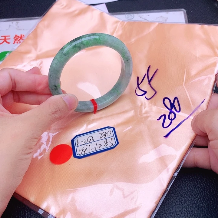 翡翠手镯未镶嵌翡翠