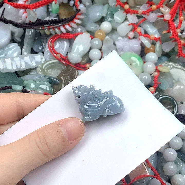 翡翠未镶嵌颈饰貔貅