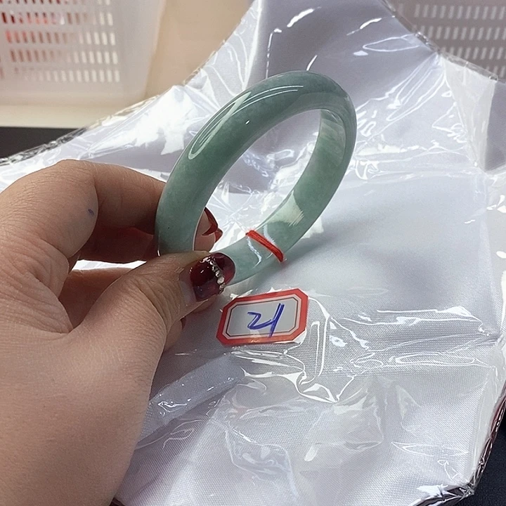 翡翠手镯未镶嵌翡翠手镯