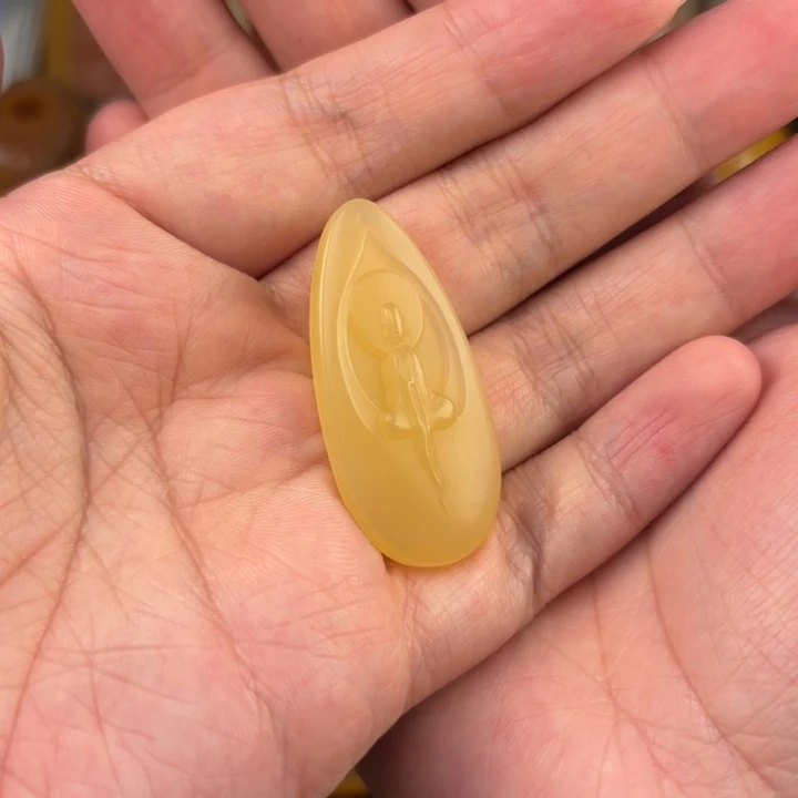 沐***商石英质玉黄蜡石挂件未镶嵌