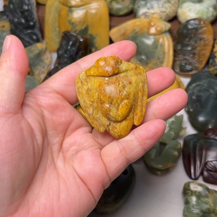 觀***濤未镶嵌岫岩河磨玉（透闪石质玉）把件