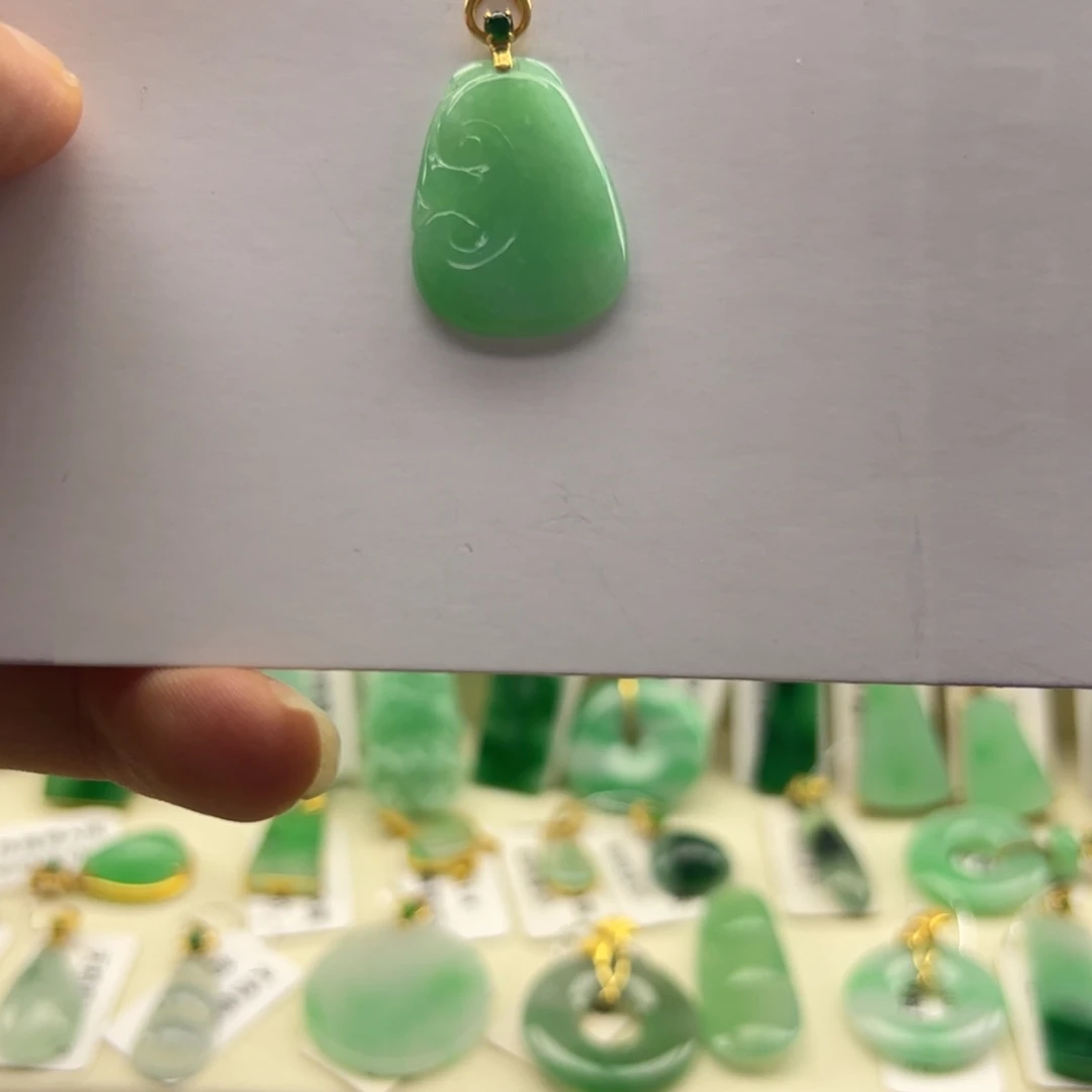 翡翠18K金镶嵌颈饰