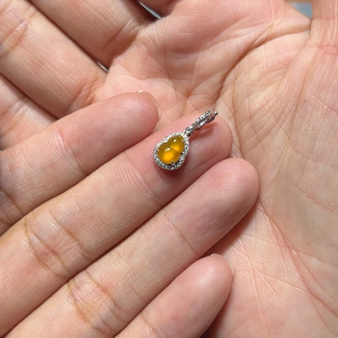 颈饰18K金镶嵌翡翠