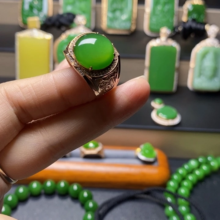 颈饰18K金镶嵌和田玉（糖玉）二*宝