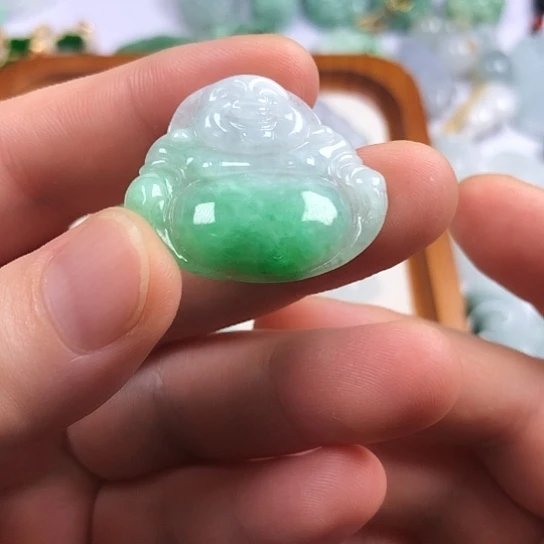 一***风翡翠未镶嵌颈饰佛公