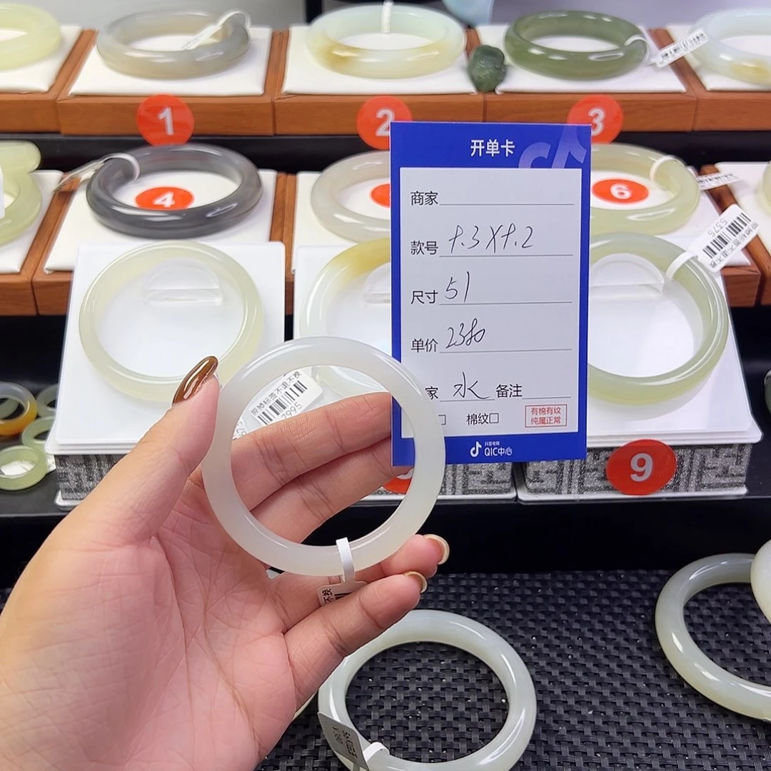 水***雪和田玉未镶嵌手镯