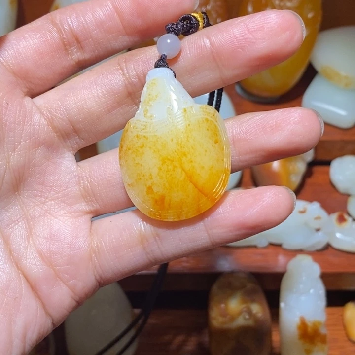 毫***熊和田玉未镶嵌颈饰