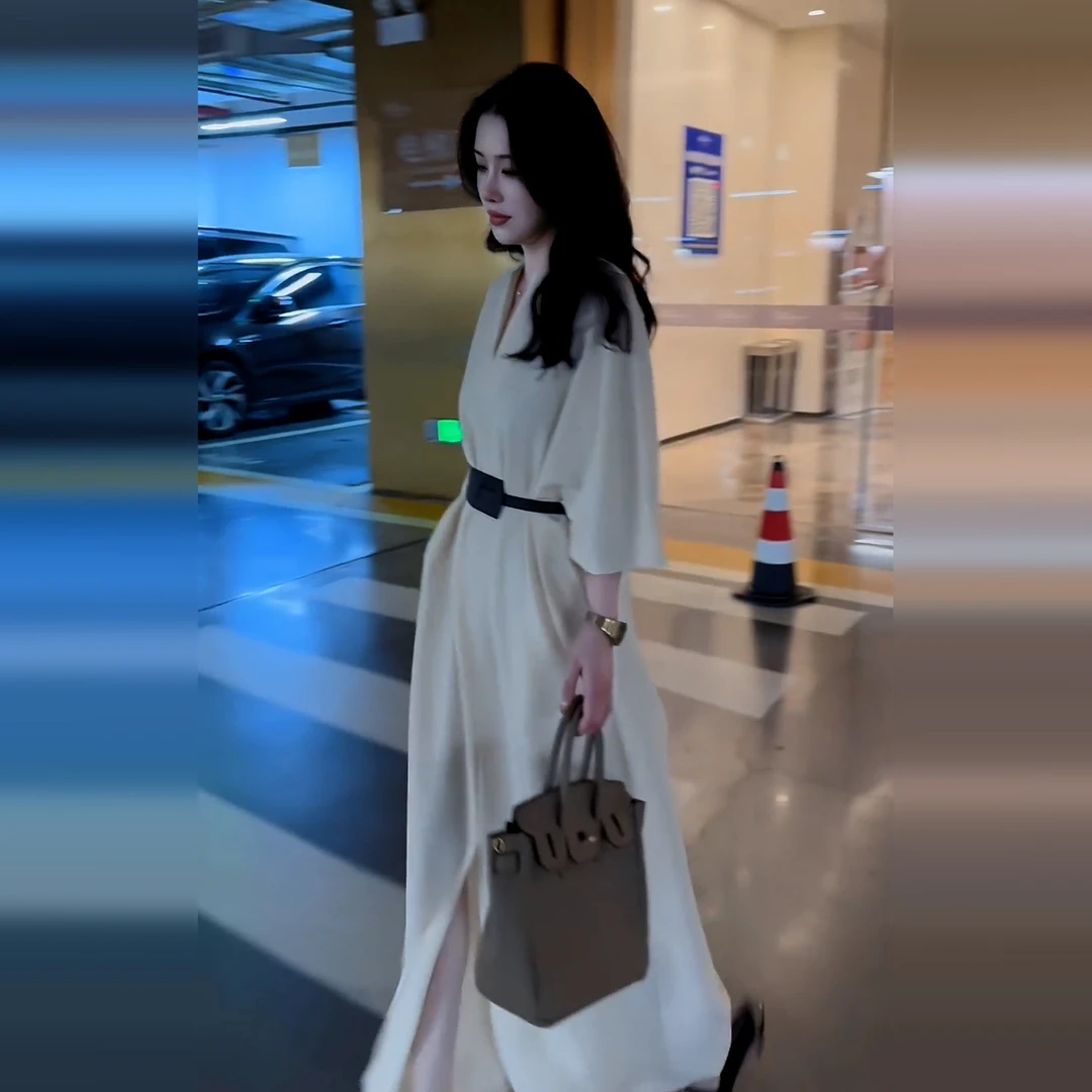 2025新款慵懒松弛感穿搭v领连衣裙子女早秋季气质高级感收腰长裙