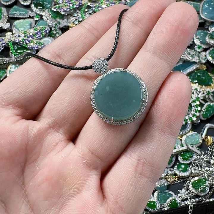 翡翠颈饰未镶嵌天然A货翡翠放漏