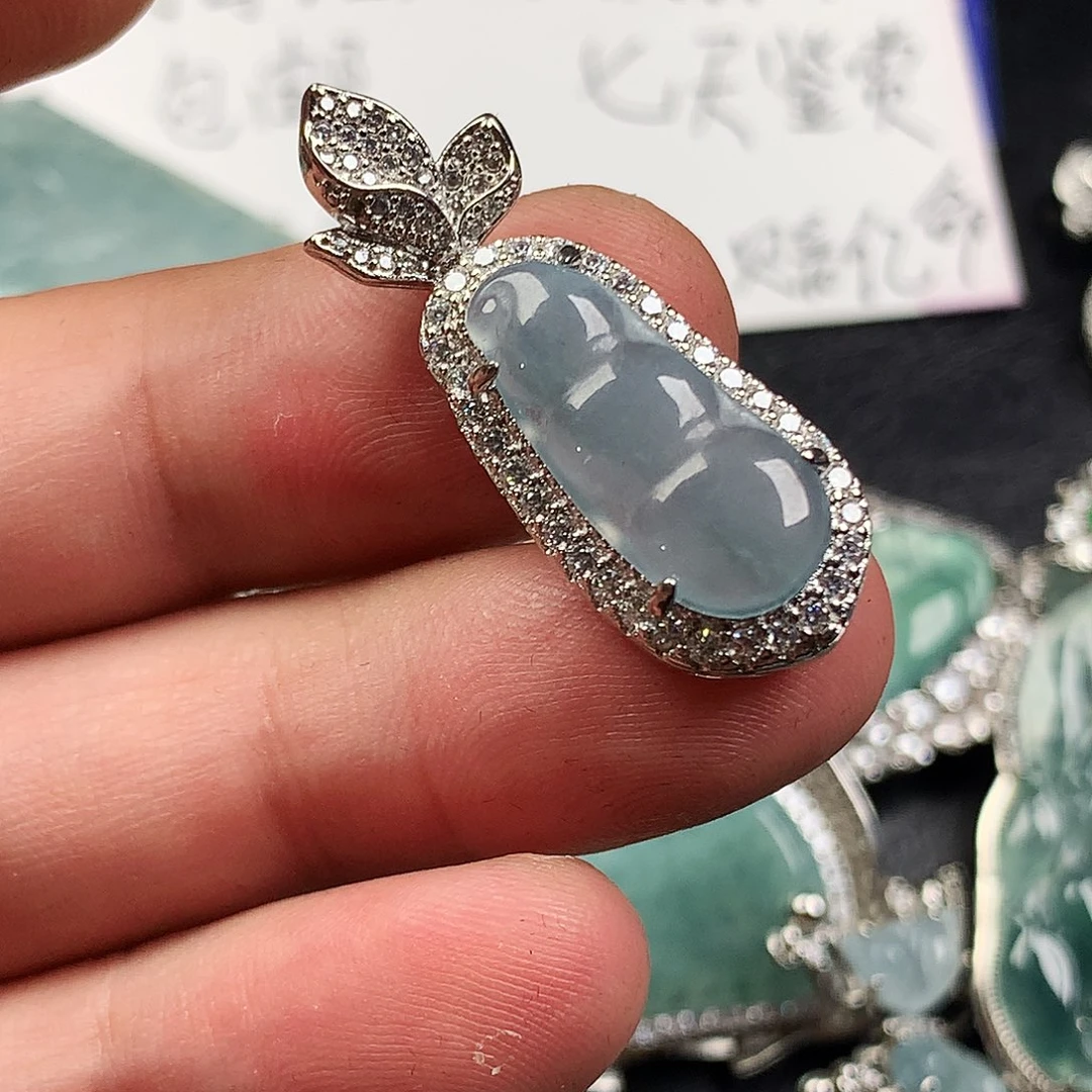 翡翠未镶嵌颈饰福豆
