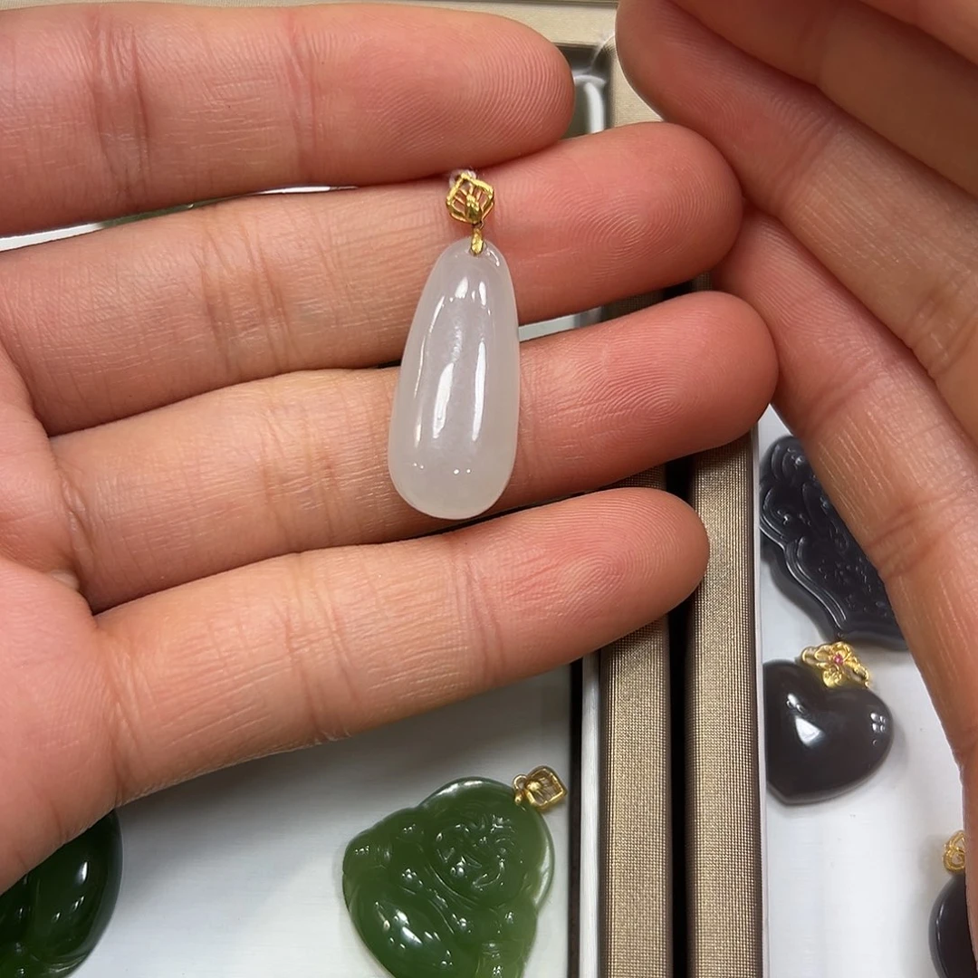 和田玉颈饰颜色多样性发货拍一发一18K金镶嵌美**瑕