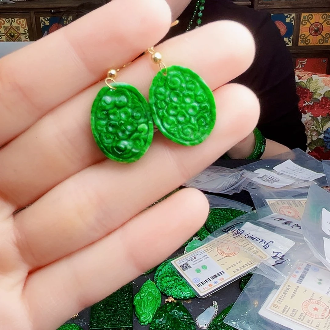 颈饰18K金镶嵌翡翠多样性