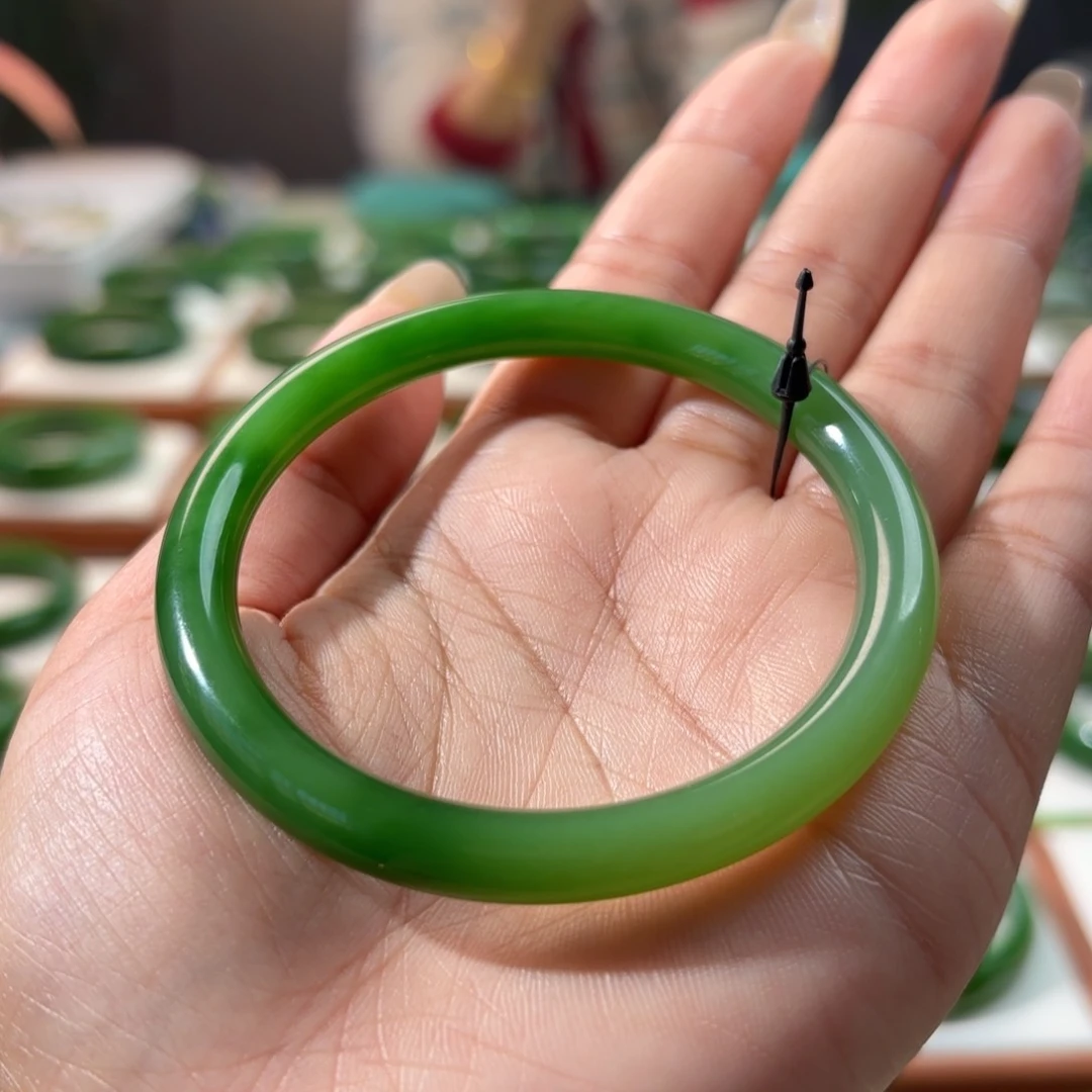 未镶嵌手镯（圆镯）和田玉（碧玉）5556