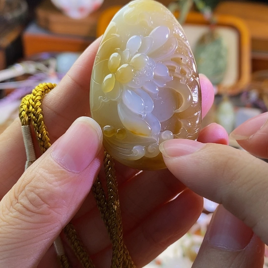 太***衣和田玉未镶嵌颈饰