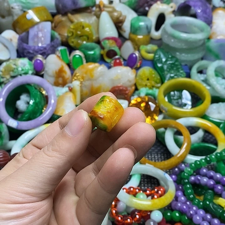 颈饰未镶嵌翡翠缅甸翡翠首饰市场