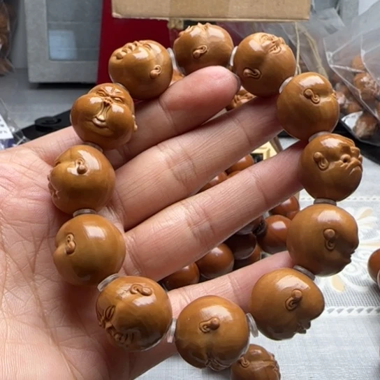 橄榄核手串雕刻精美