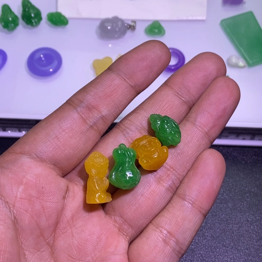 禅***片翡翠未镶嵌颈饰吊坠