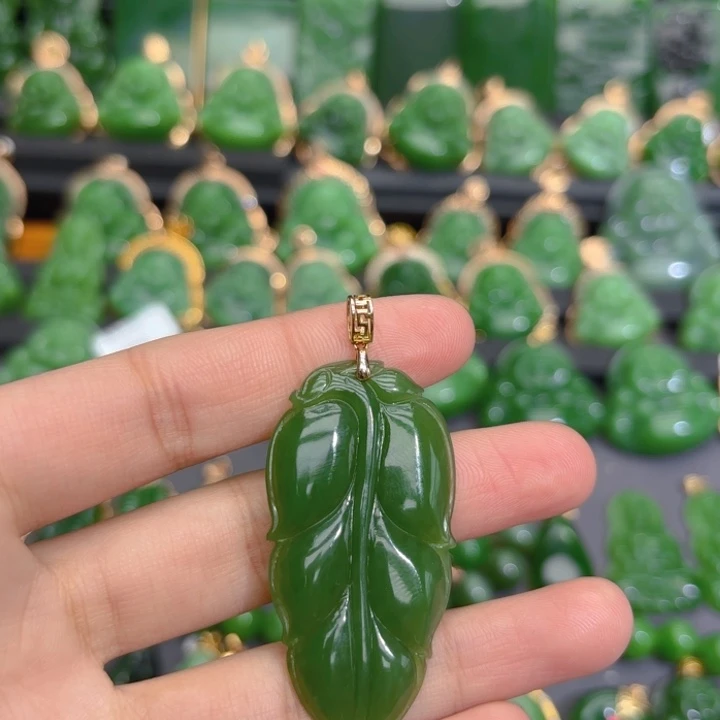 颈饰18K金镶嵌和田玉（碧玉）