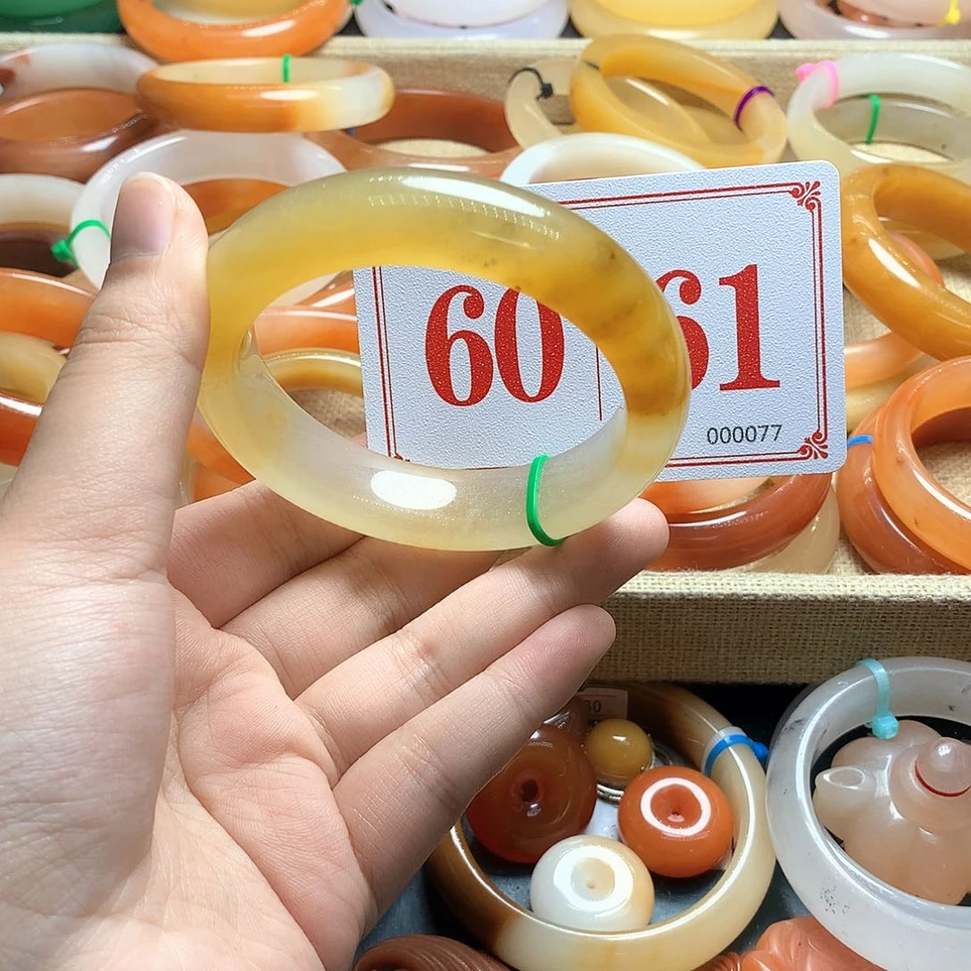 未镶嵌石英质玉（黄龙玉）手镯