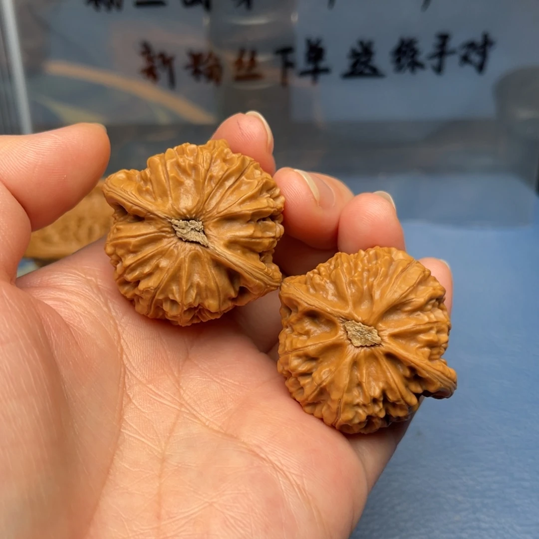 R***四文玩核桃把件宫灯